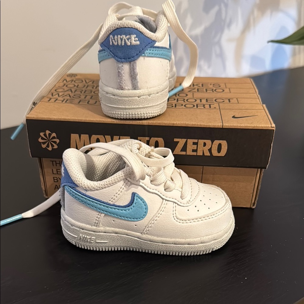 Nike Force 1 LV8 2